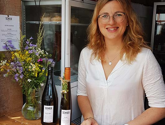 Elena vom Weingut Schier im Ausschank in Reil