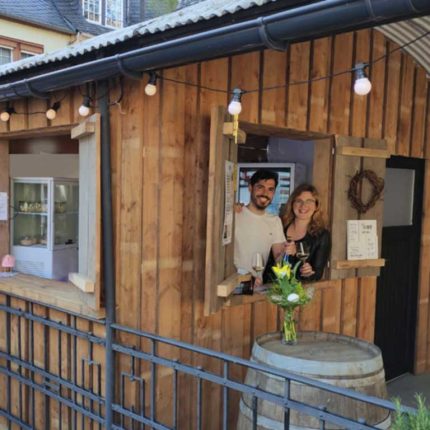 Elena & Florian in unserer Weinhütte