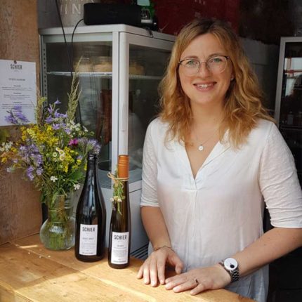 Elena begrüßt die Gäste