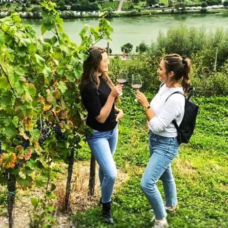 Zwei Frauen bei der Weinwanderung